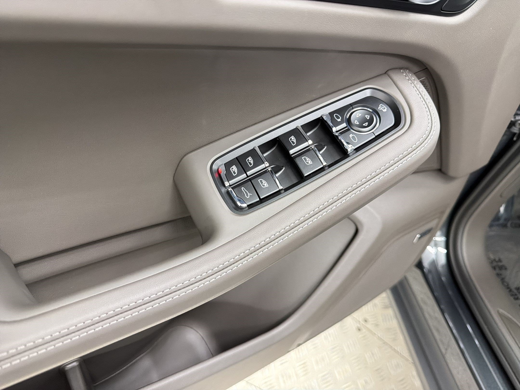 New 2026 Porsche Macan AWD/4WD image 11