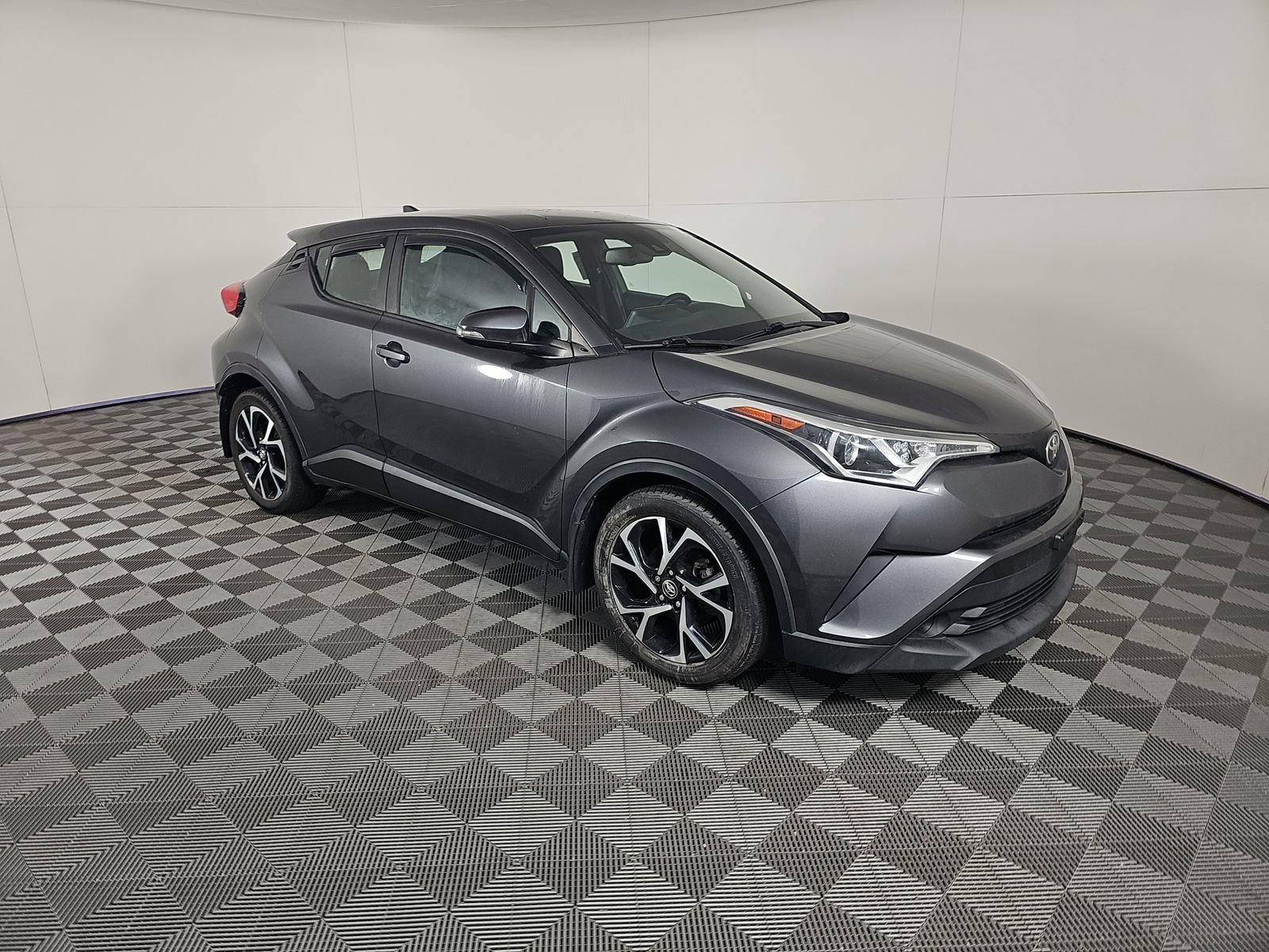 Used 2018 Toyota C-HR XLE video 2