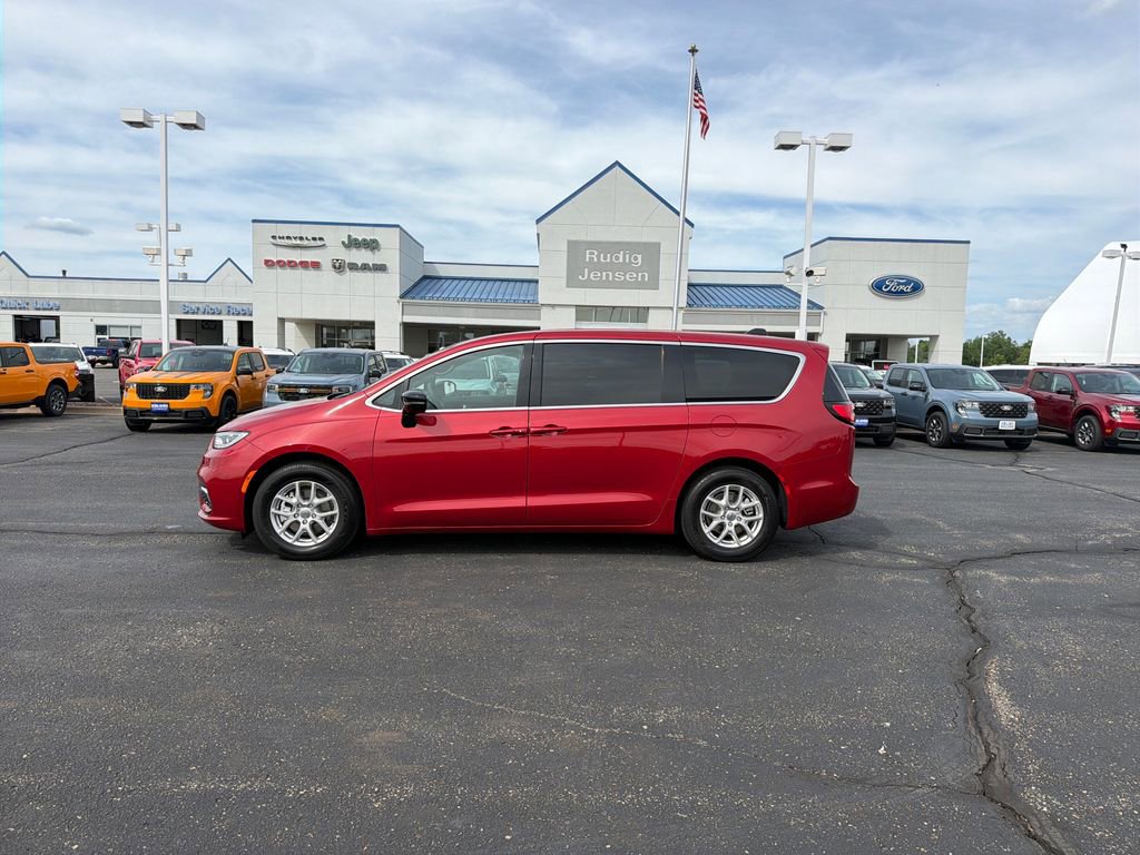 Used 2025 Chrysler Pacifica Select FWD image 2