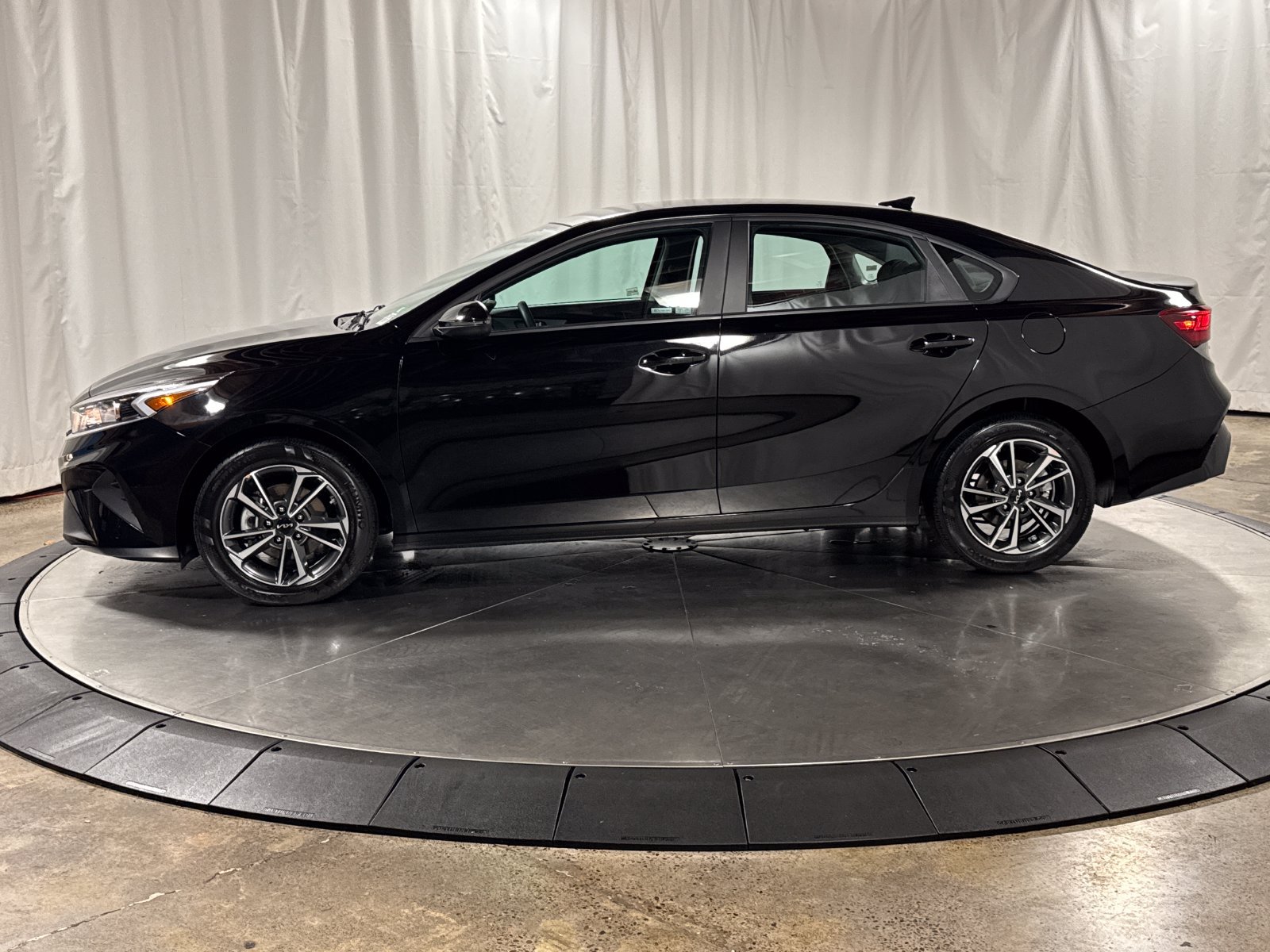 Certified 2023 Kia Forte LXS w/ LXS Technology Package FWD image 8