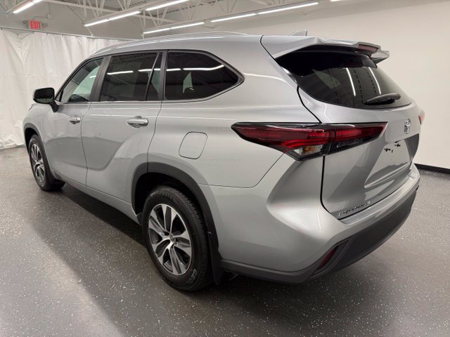 Used 2025 Toyota Highlander XLE AWD/4WD image 4