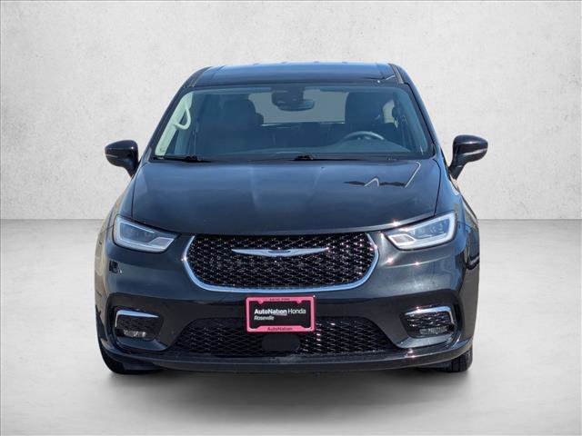 Used 2023 Chrysler Pacifica Touring-L image 2