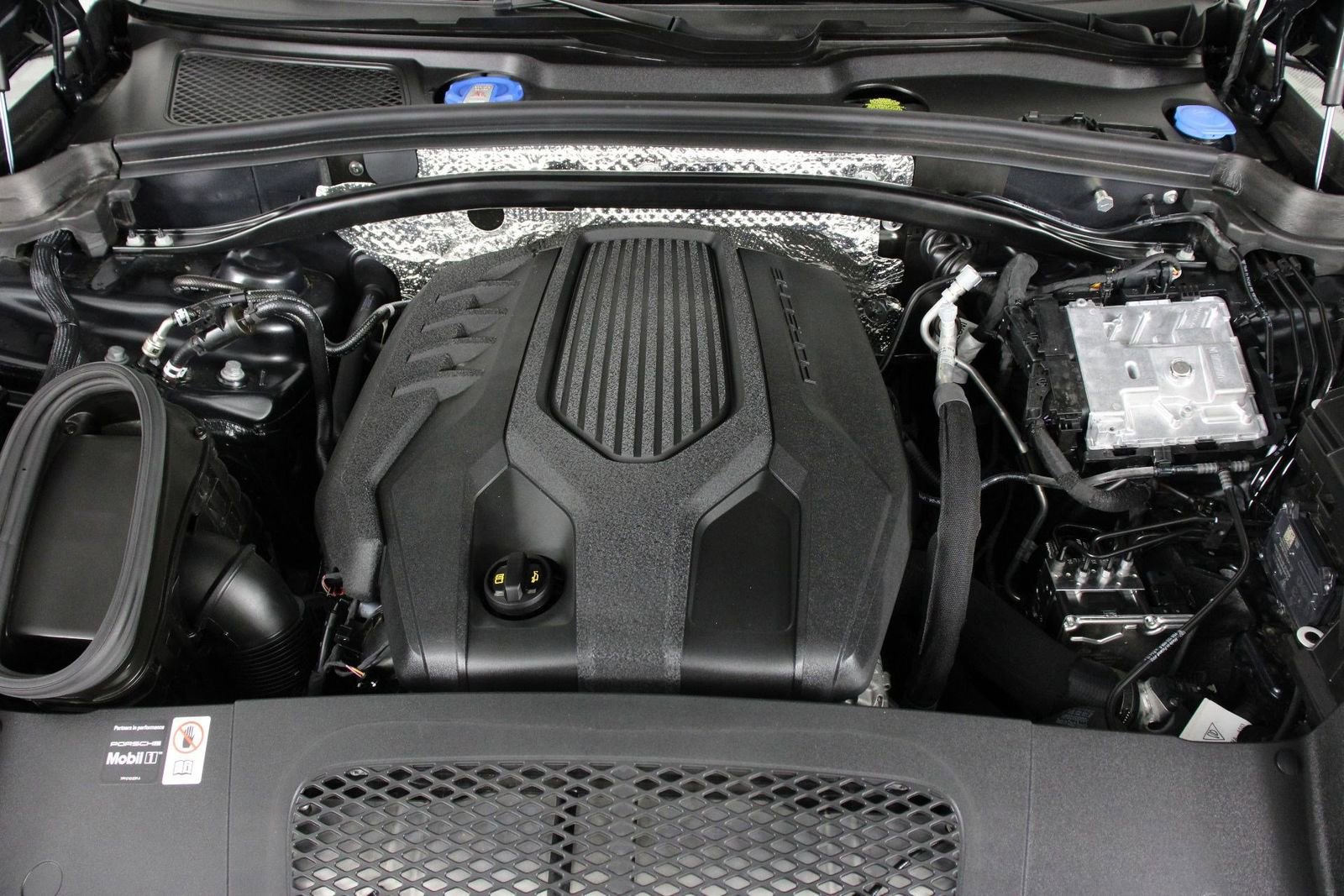 Certified 2025 Porsche Macan AWD/4WD image 26