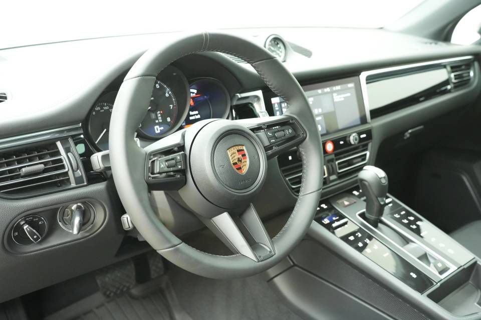 New 2026 Porsche Macan AWD/4WD image 4