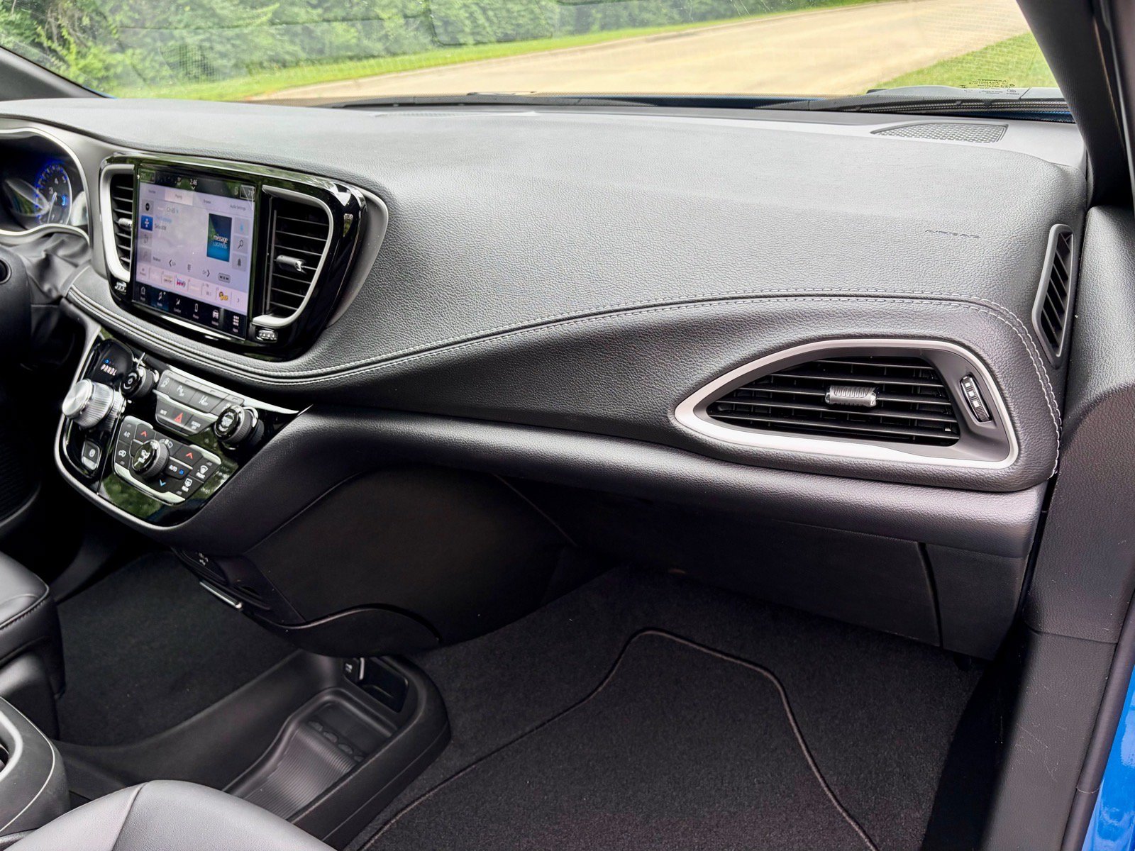 New 2027 Chrysler Pacifica Select FWD image 14