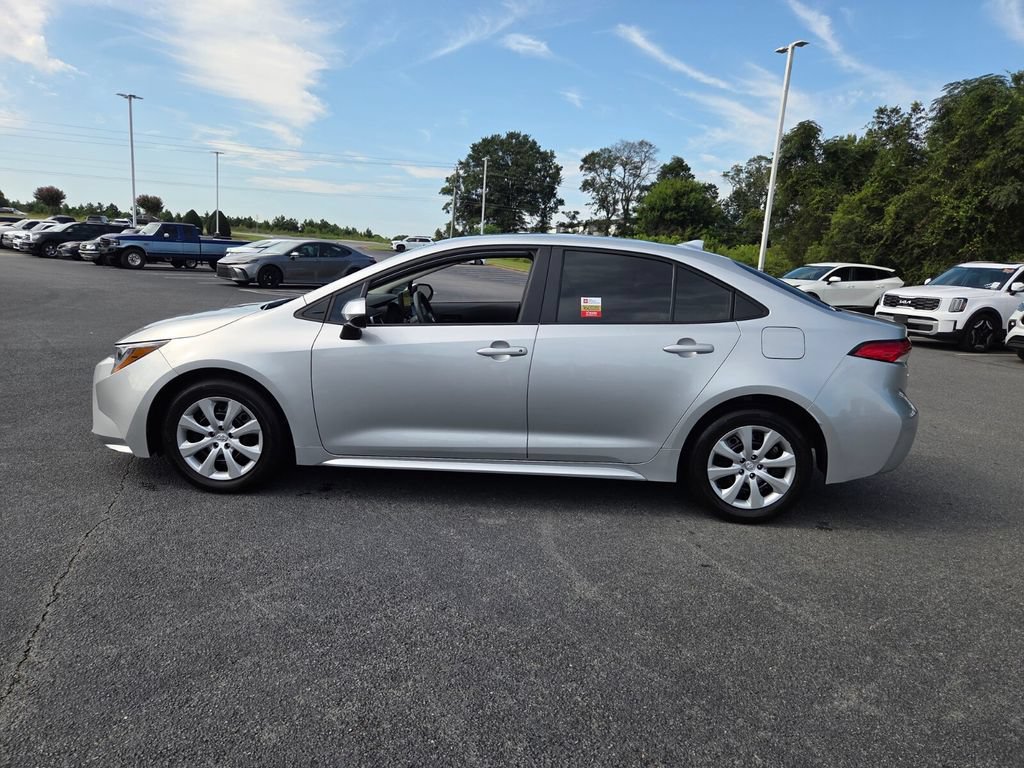 Used 2025 Toyota Corolla LE FWD image 4