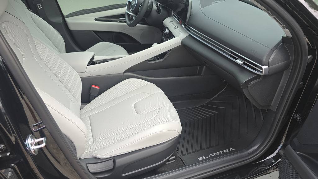 New 2026 Hyundai Elantra Limited FWD image 13