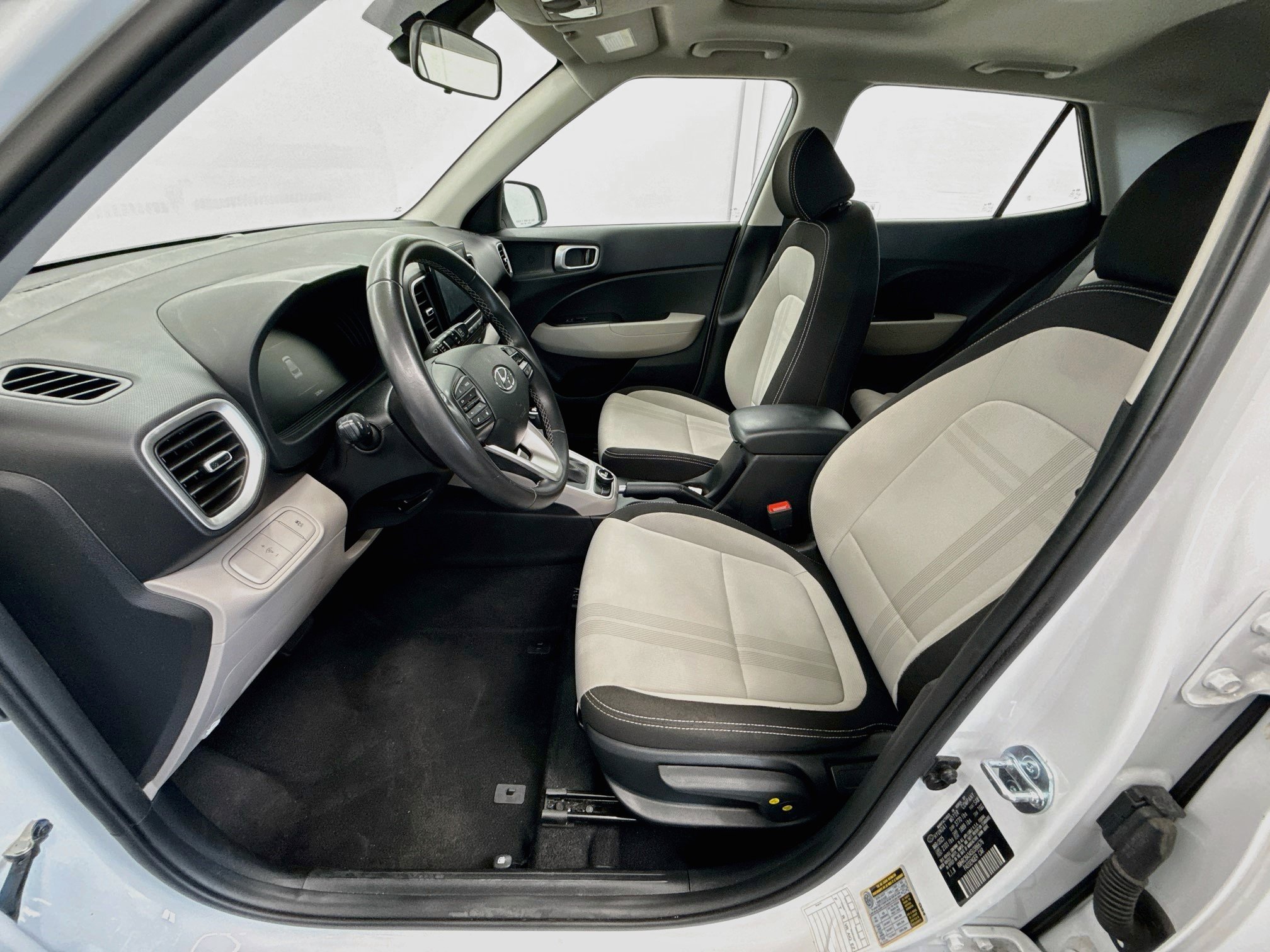 Used 2025 Hyundai Venue SEL FWD image 13