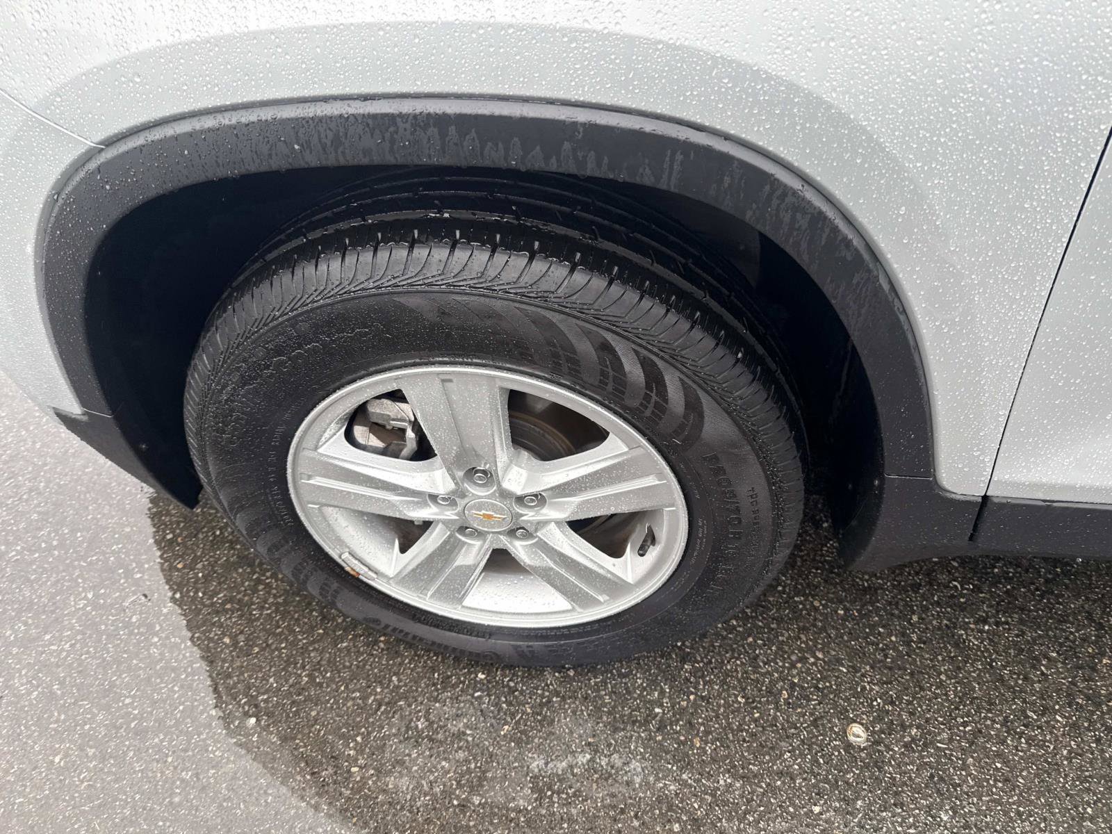 Used 2022 Chevrolet Trax LS w/ Tint and Cruise Package image 12