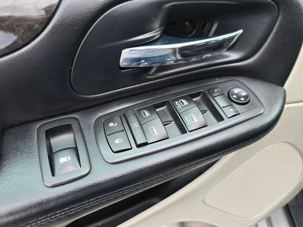 Used 2016 Dodge Grand Caravan SXT FWD image 29