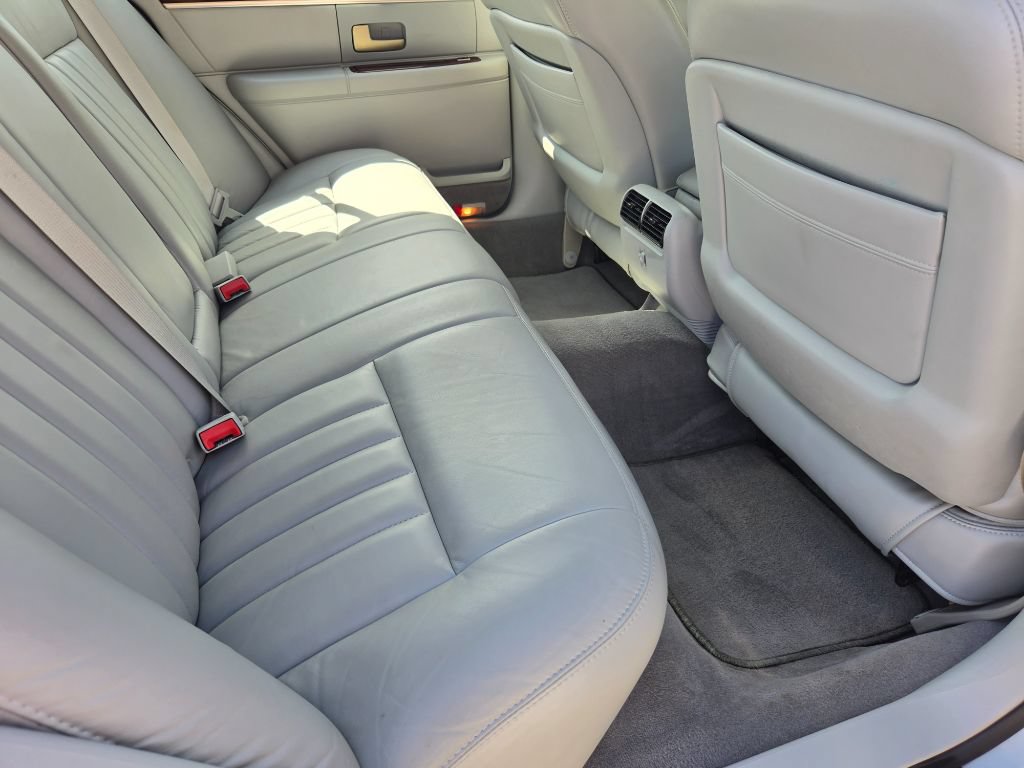 Used 2005 Lincoln Town Car Signature RWD image 33