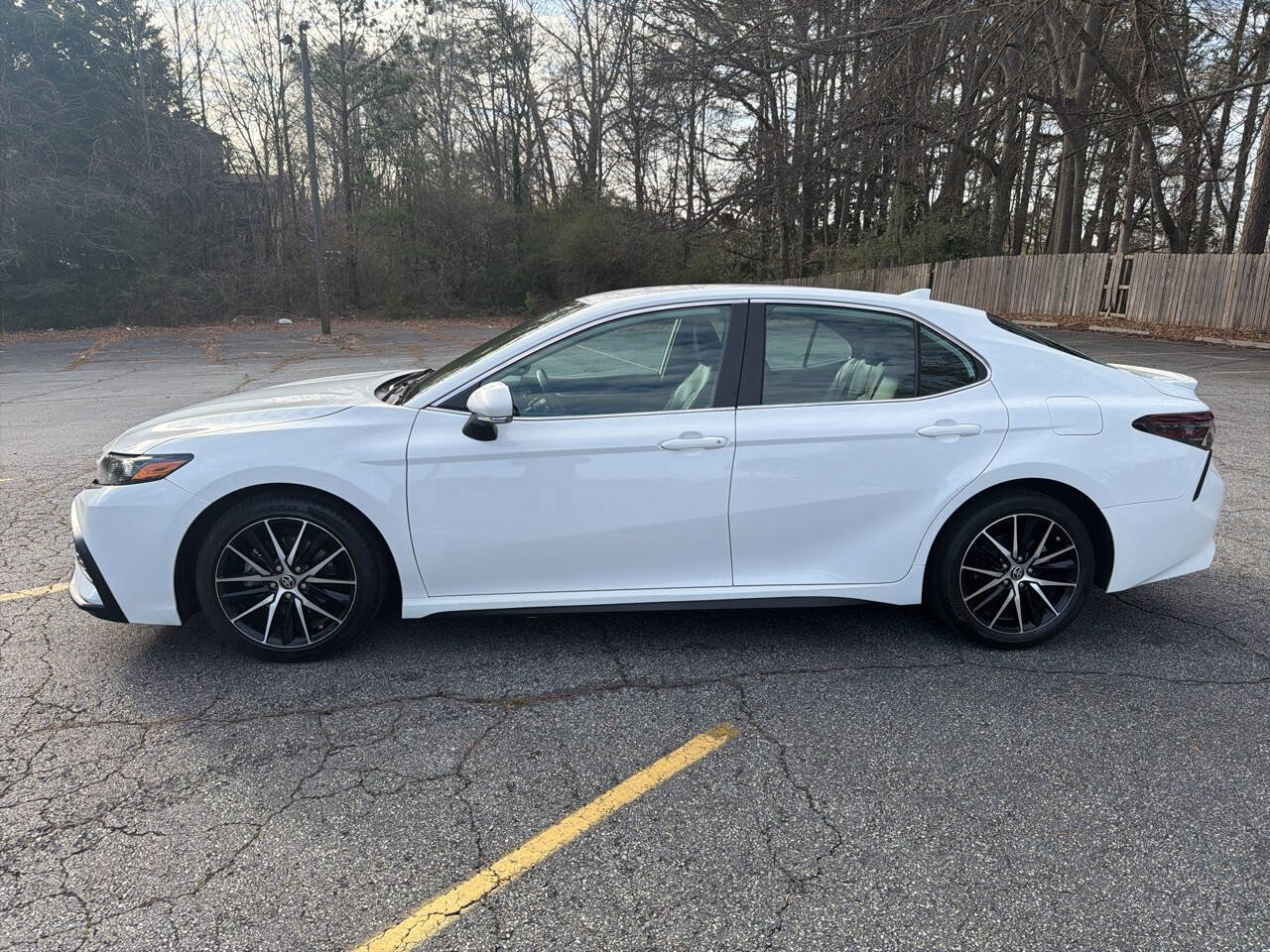 Used 2023 Toyota Camry SE image 3