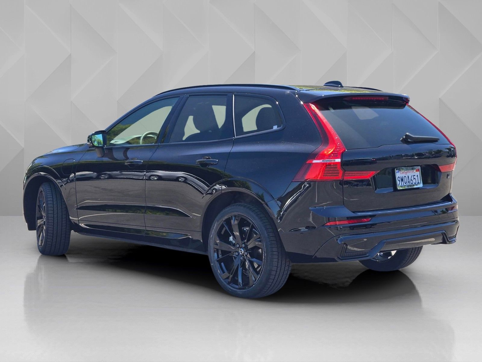 Certified 2024 Volvo XC60 T8 Ultimate w/ Protection Package Premier AWD/4WD image 4