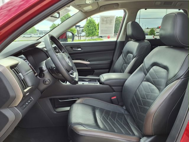 Used 2024 Nissan Pathfinder Platinum w/ Cargo Package FWD image 17