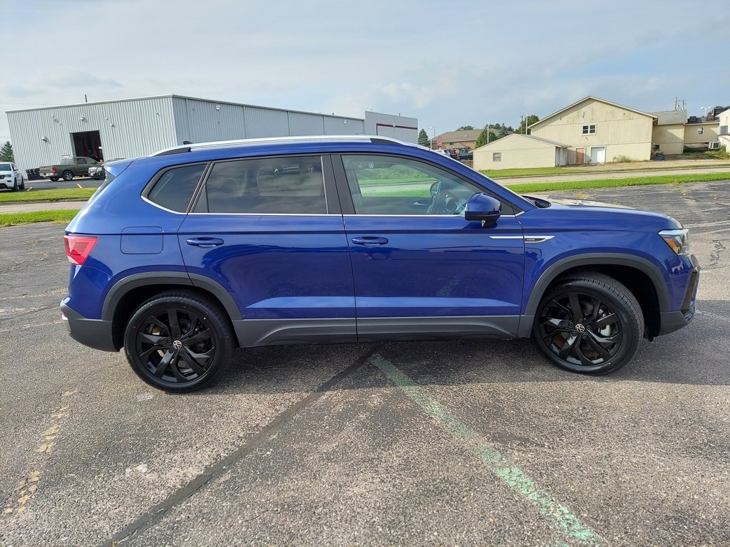 Used 2022 Volkswagen Taos SE w/ Panoramic Sunroof Package image 14