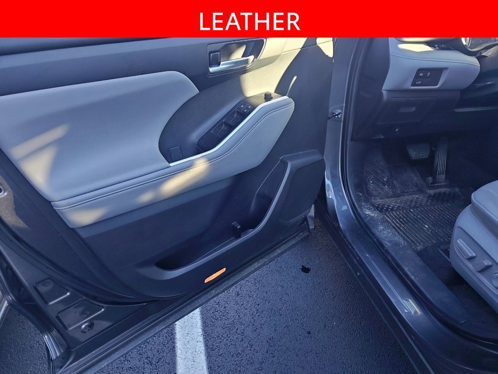 Used 2023 Toyota Highlander XLE FWD image 5