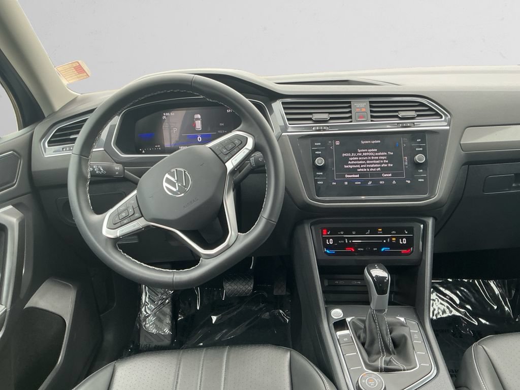 Used 2023 Volkswagen Tiguan SE AWD/4WD image 10