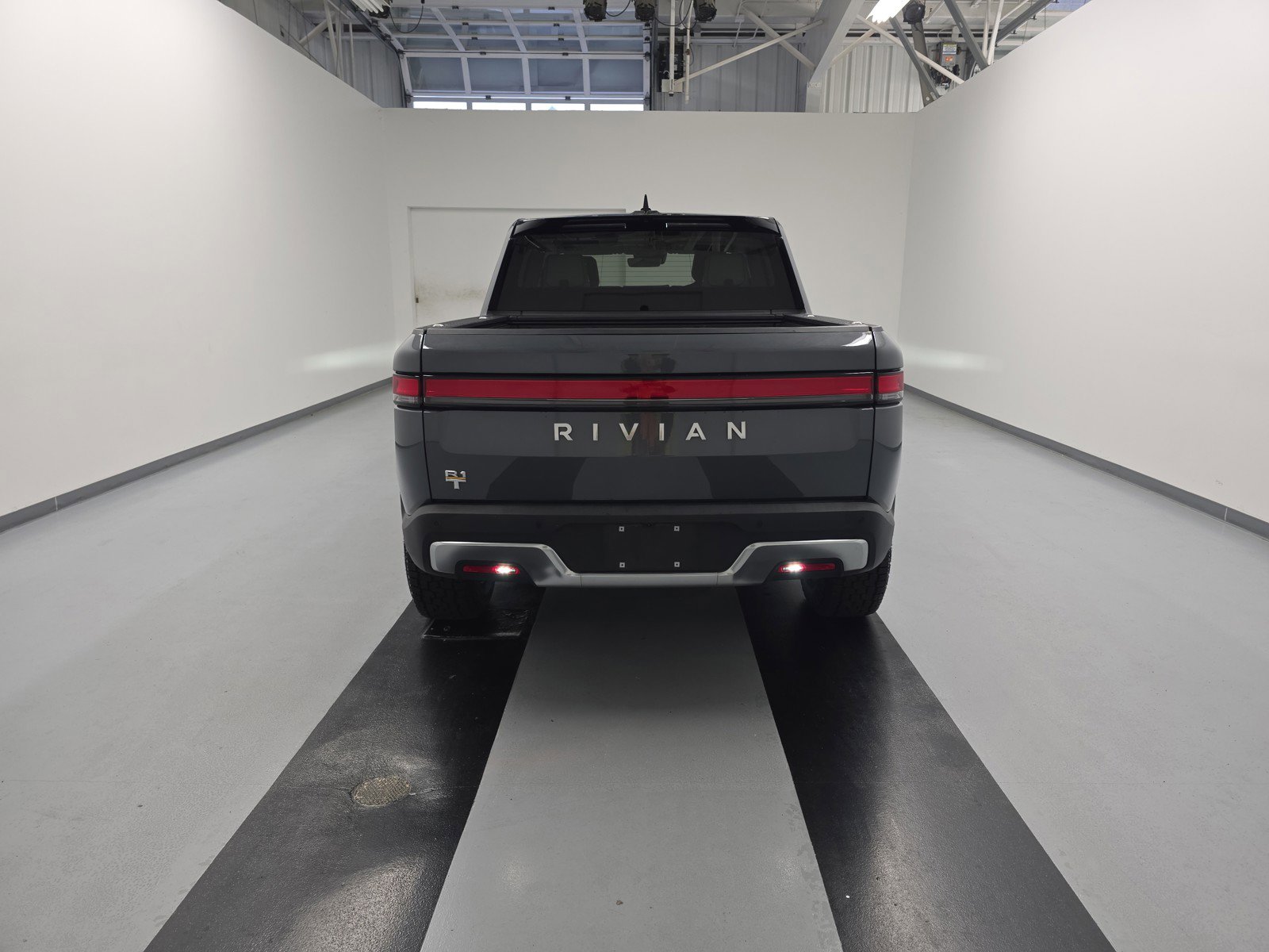 Used 2023 Rivian R1T Adventure image 4