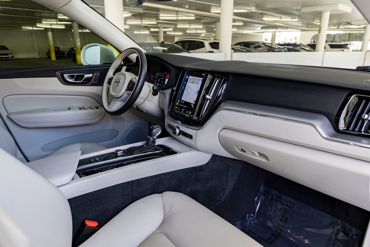 Used 2018 Volvo XC60 T5 Momentum w/ Vision Package image 28