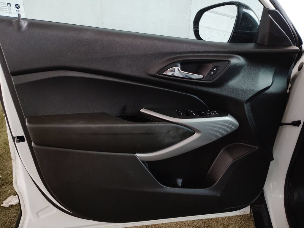 Used 2024 Chevrolet Trax RS FWD image 22