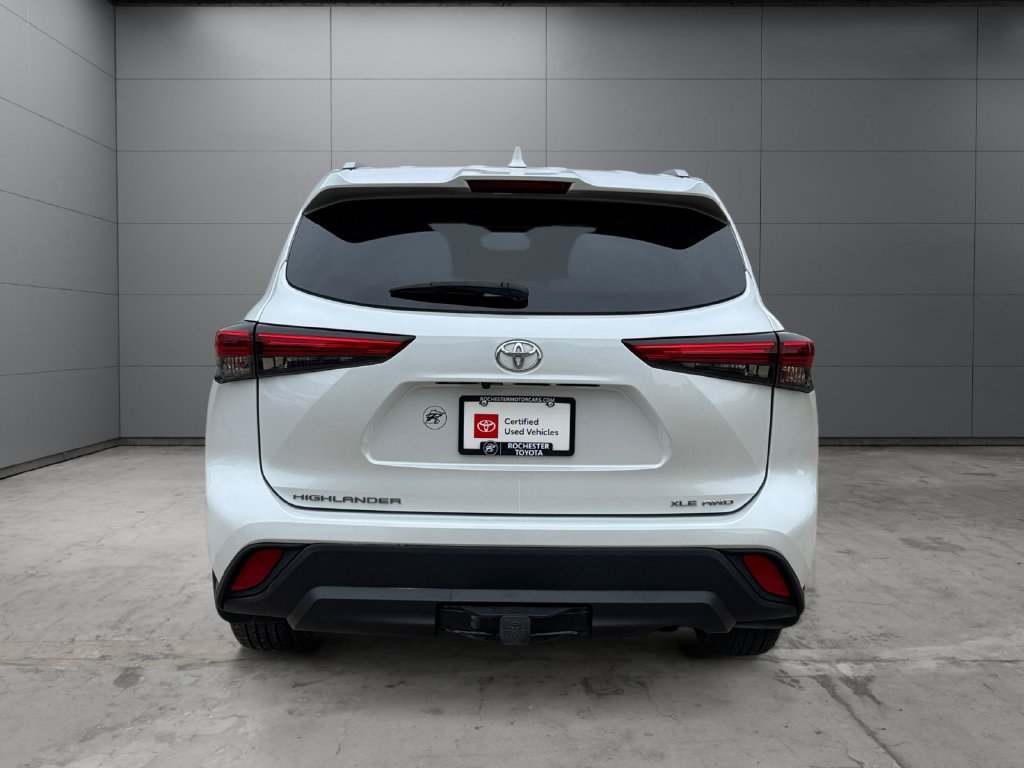 Used 2022 Toyota Highlander XLE AWD/4WD image 4