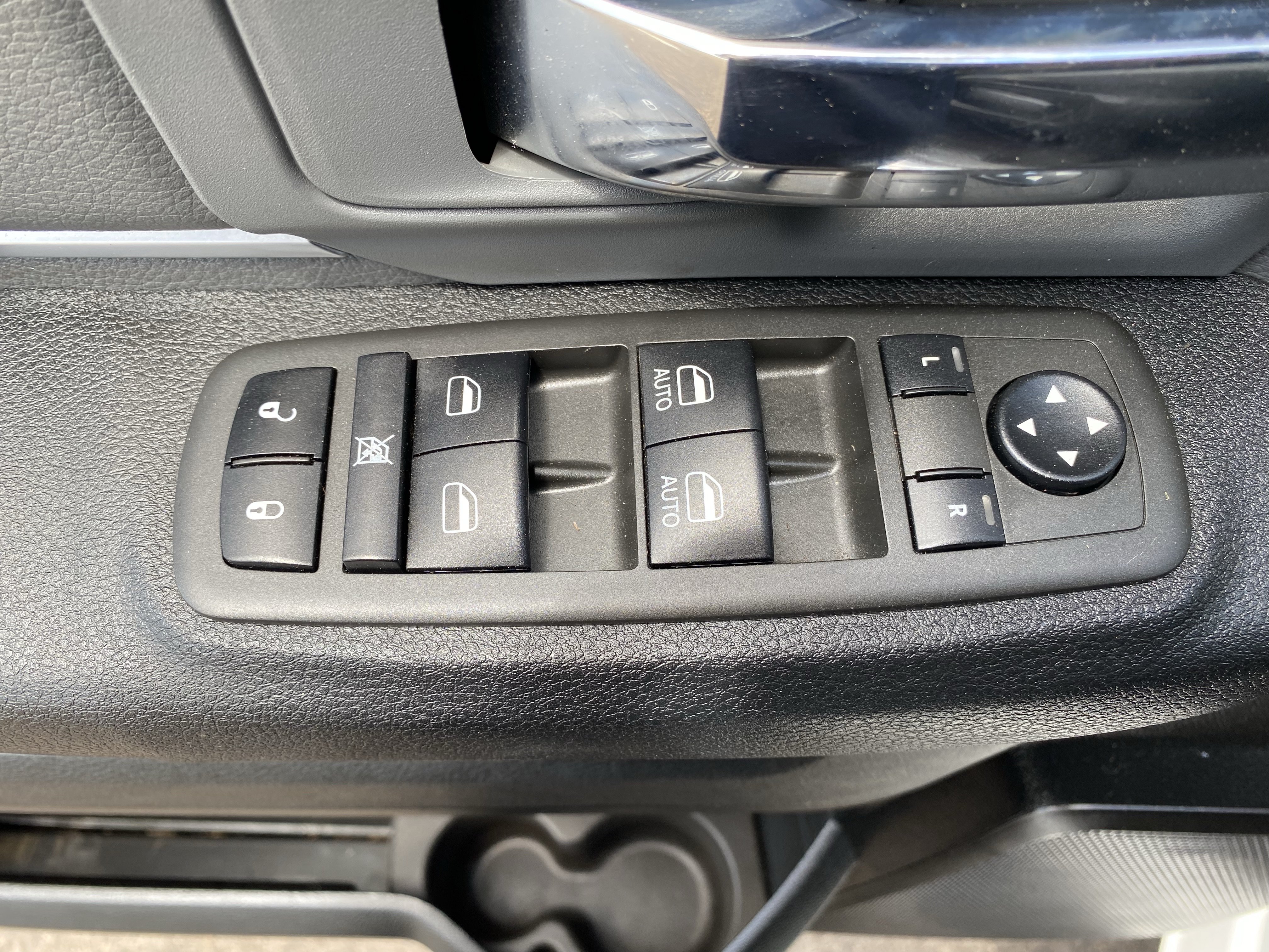 Used 2022 RAM 1500 Classic SLT RWD image 18