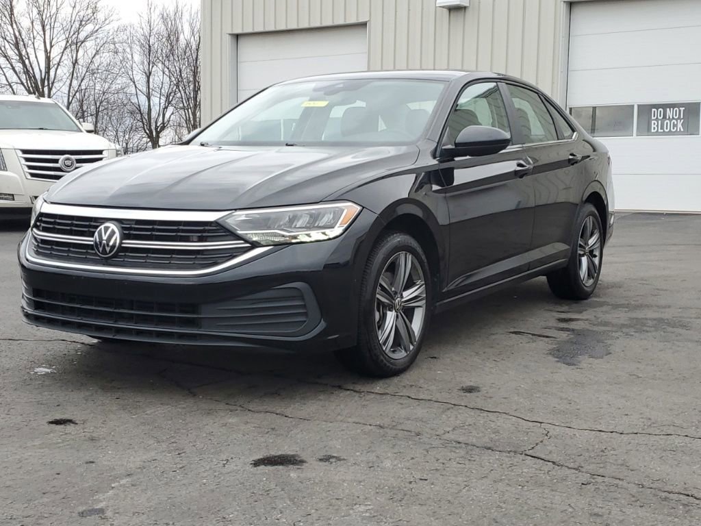 Used 2024 Volkswagen Jetta SE image 3