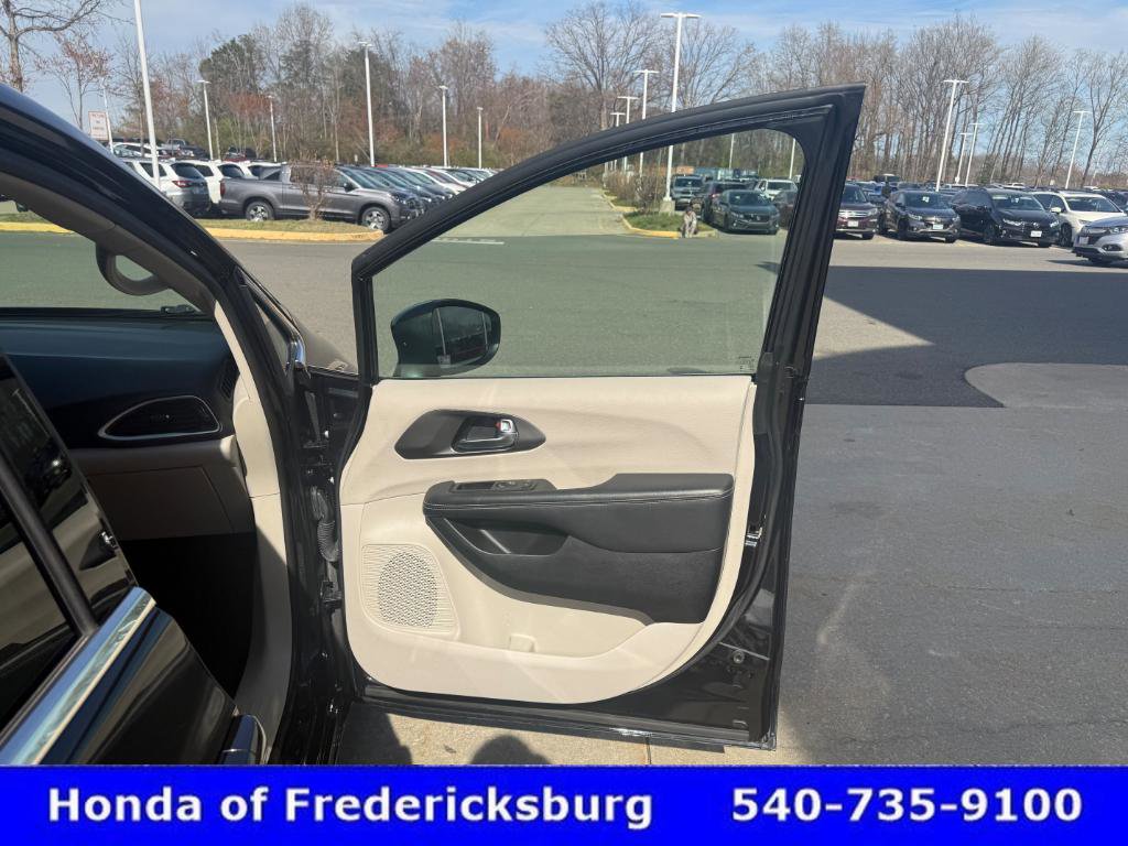 Used 2023 Chrysler Pacifica Touring-L image 16