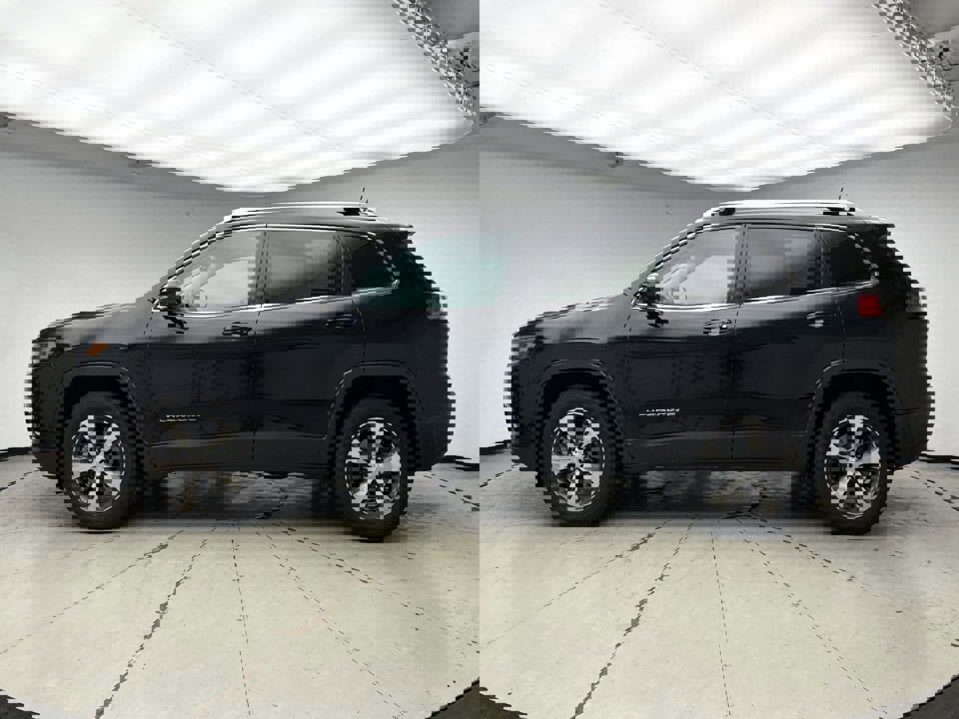 Used 2019 Jeep Cherokee Limited image 2