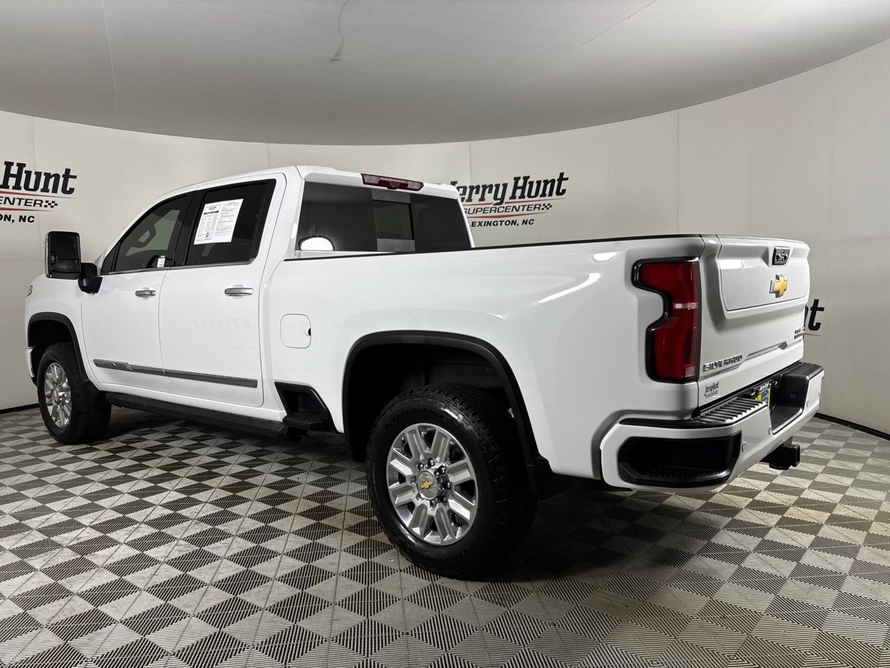 Used 2025 Chevrolet Silverado 3500 High Country w/ Technology Package AWD/4WD image 6