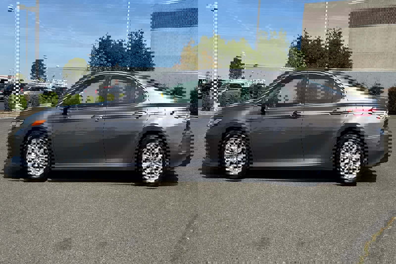 Used 2018 Toyota Camry LE image 9