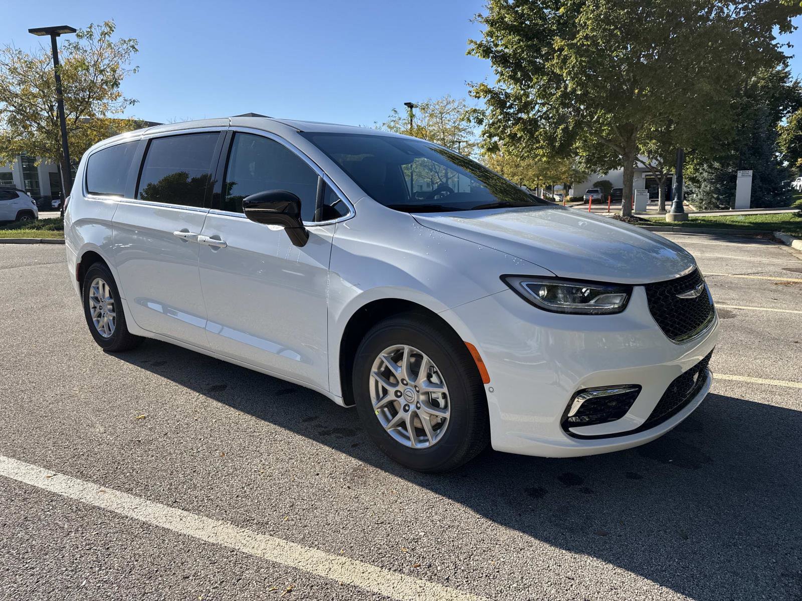 New 2026 Chrysler Pacifica Select image 3