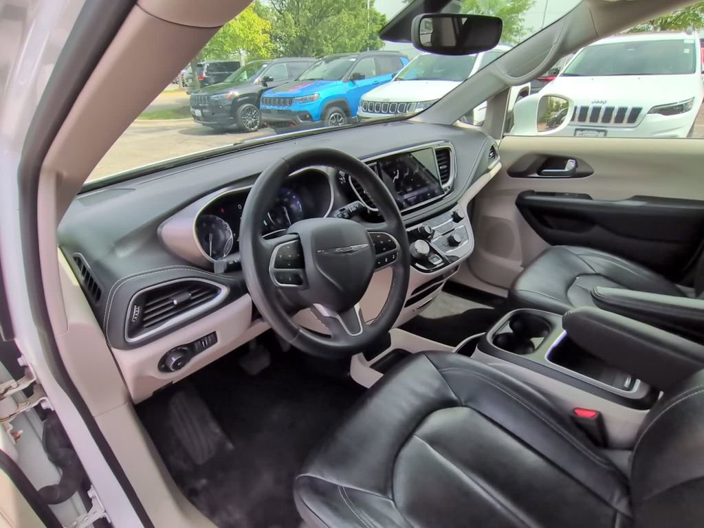 Used 2022 Chrysler Pacifica Touring-L AWD/4WD image 22