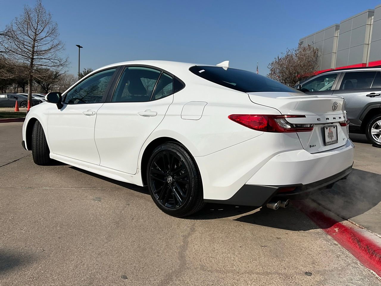 Used 2025 Toyota Camry SE image 8