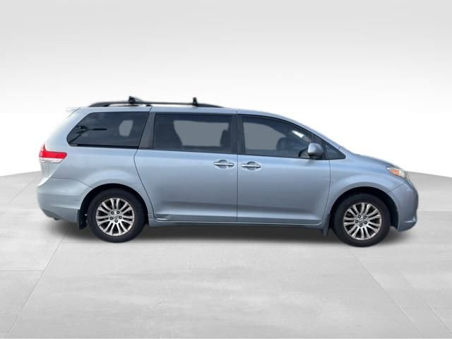 Used 2011 Toyota Sienna XLE image 40