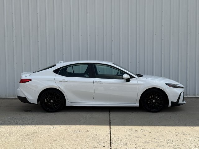 Used 2025 Toyota Camry SE FWD image 3