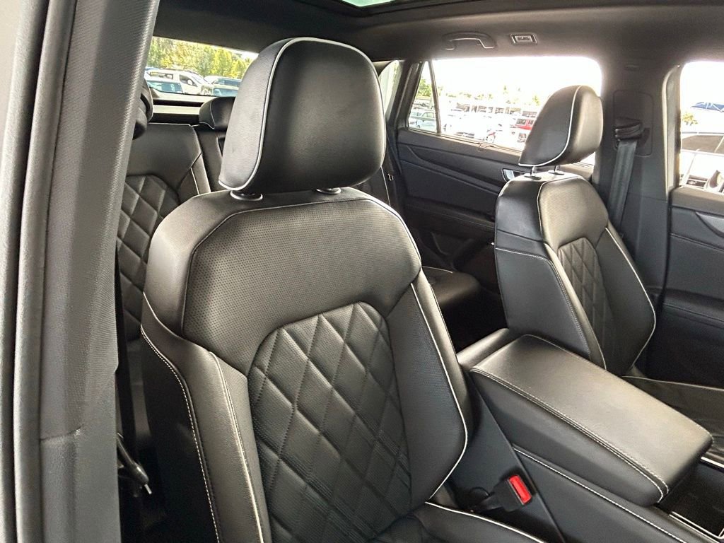 Used 2024 Volkswagen Atlas Cross Sport SEL Premium R-Line image 50