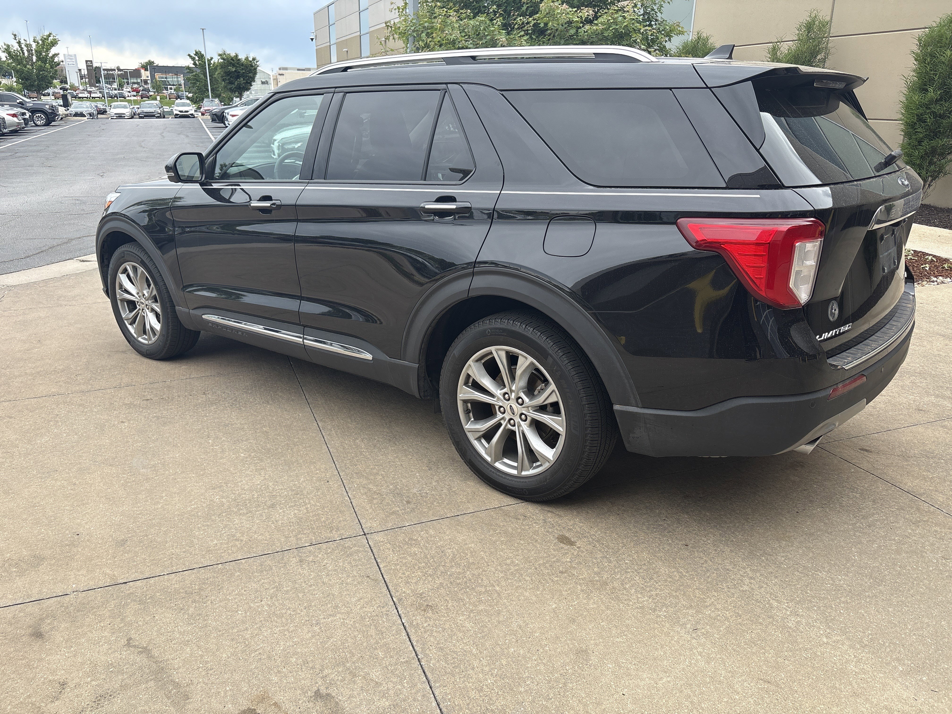 Used 2021 Ford Explorer Limited w/ Equipment Group 301A AWD/4WD image 8