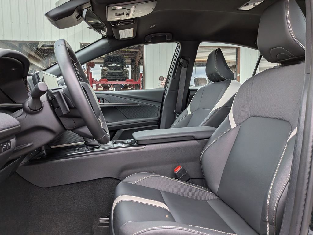 Used 2025 Toyota Camry SE image 14