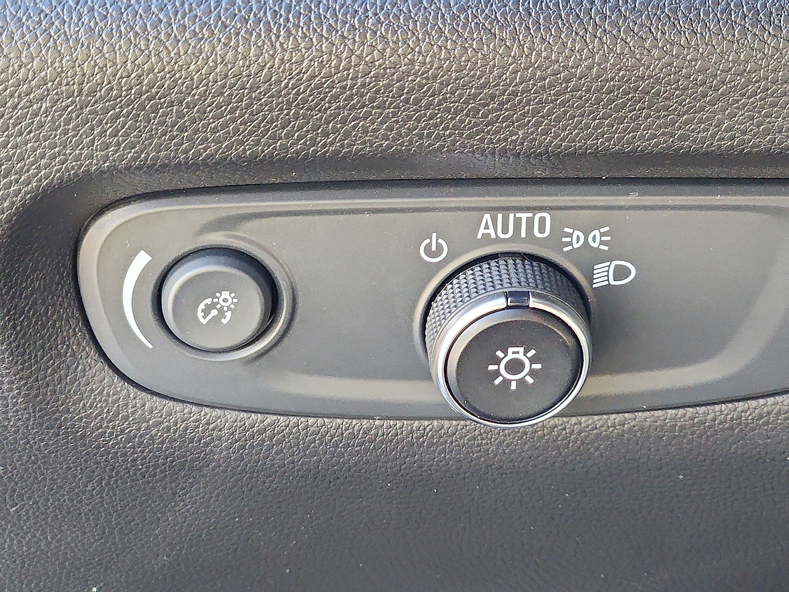 Used 2022 Chevrolet Traverse LT image 25