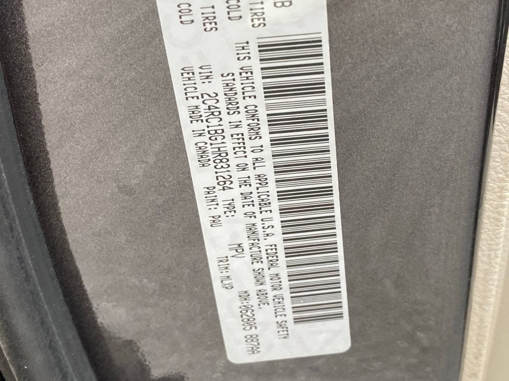 Used 2017 Chrysler Pacifica Touring-L w/ Tire & Wheel Group FWD image 14