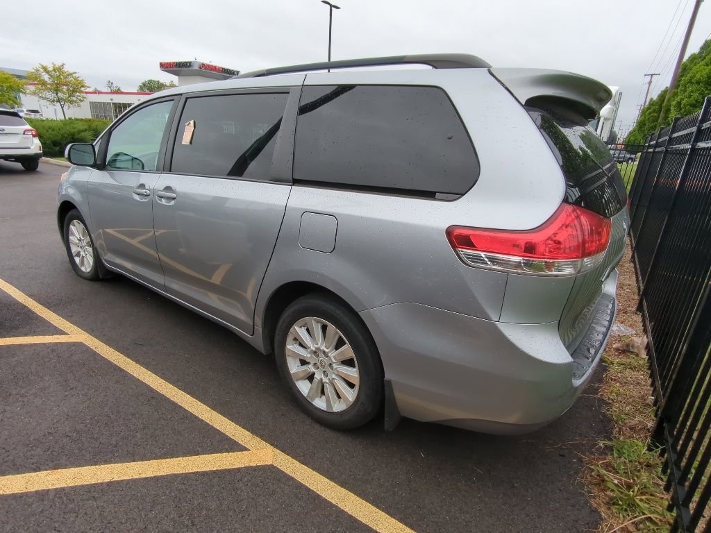 Used 2012 Toyota Sienna LE w/ Towing Pkg AWD/4WD image 4