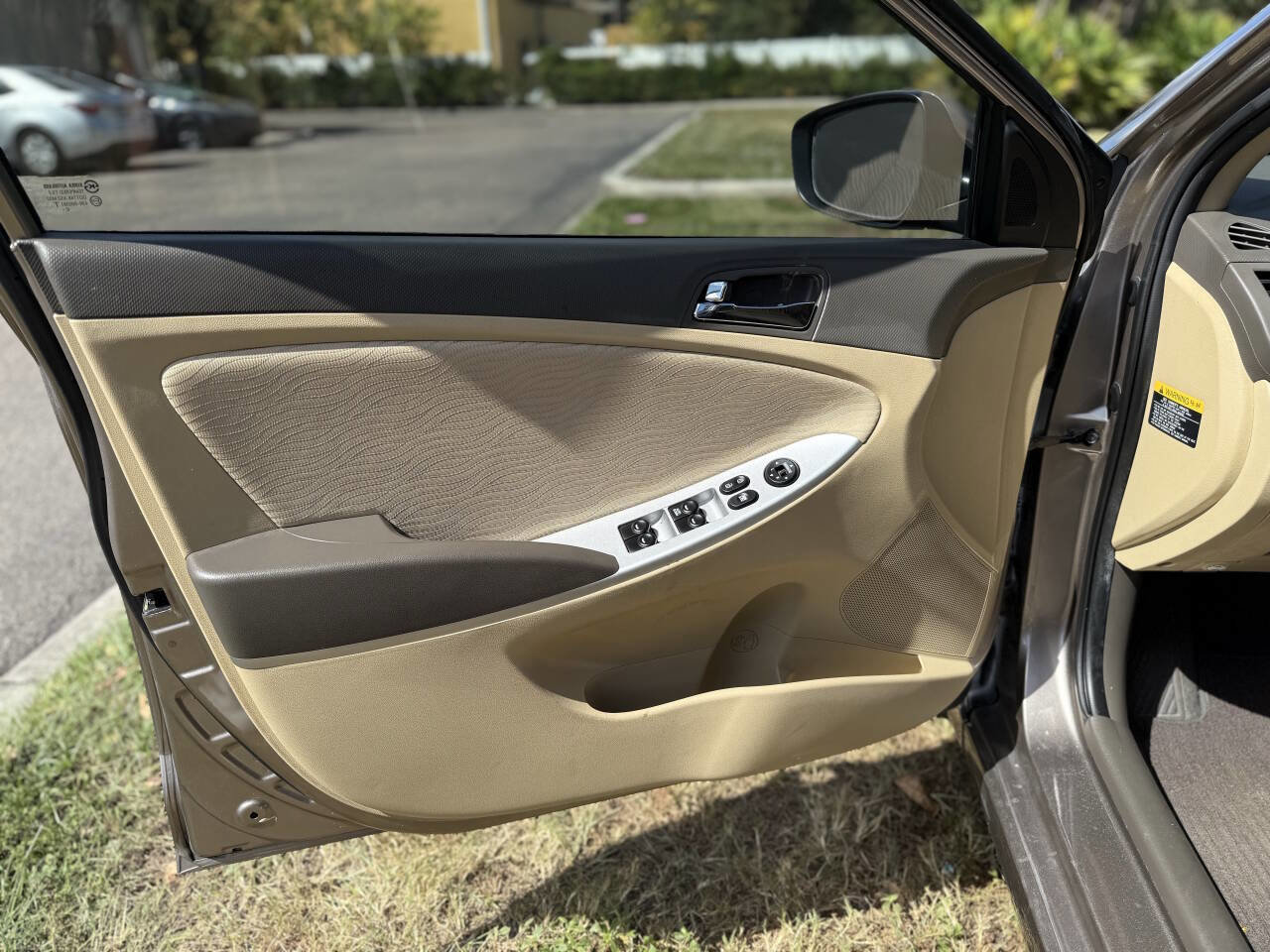Used 2013 Hyundai Accent GLS w/ Premium Pkg FWD image 11