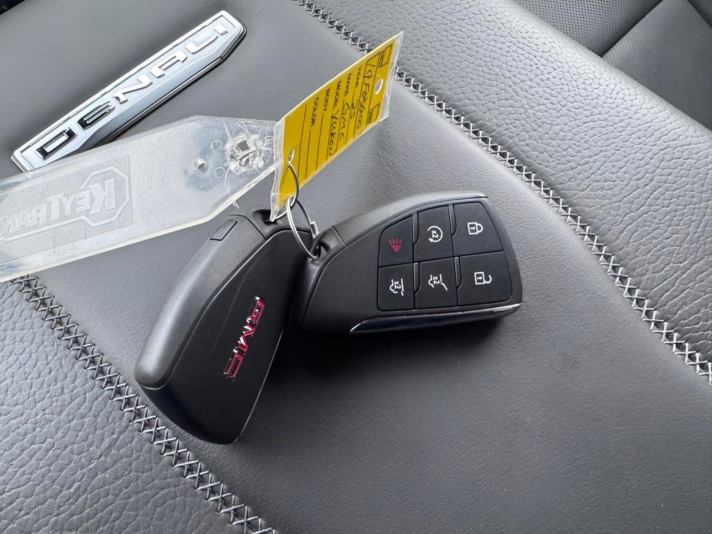 Used 2025 GMC Yukon Denali image 2