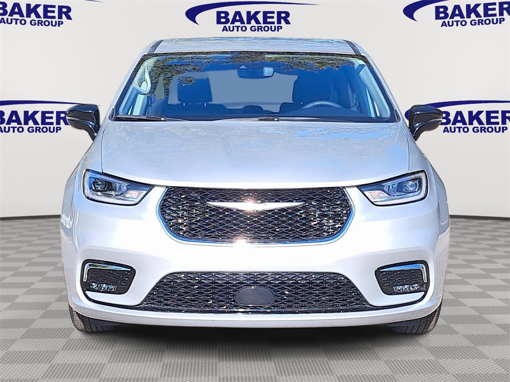 Used 2024 Chrysler Pacifica Touring-L image 8