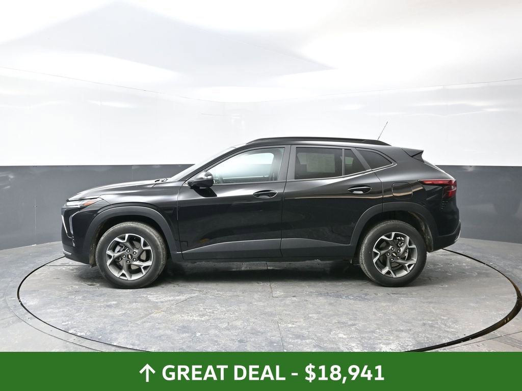 Used 2025 Chevrolet Trax LT image 11