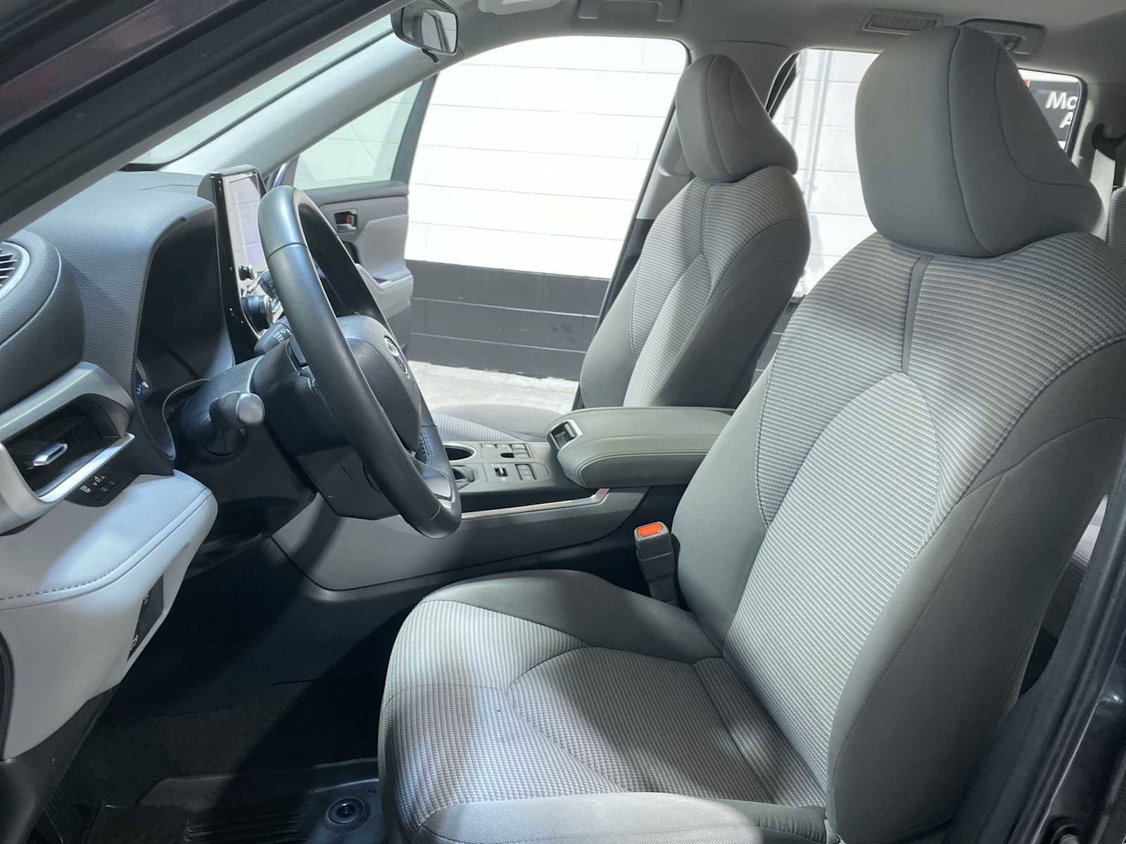 Used 2024 Toyota Highlander LE AWD/4WD image 11