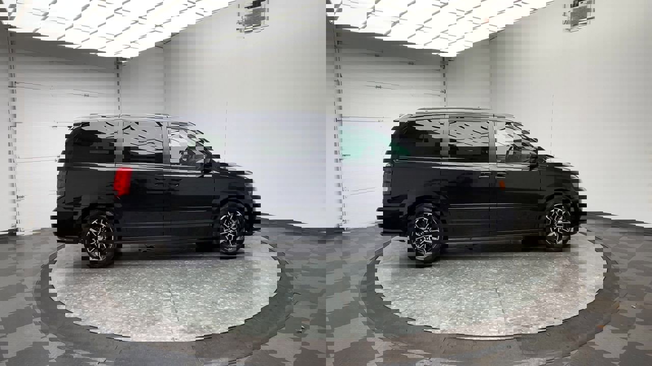 Used 2016 Dodge Grand Caravan R/T image 33