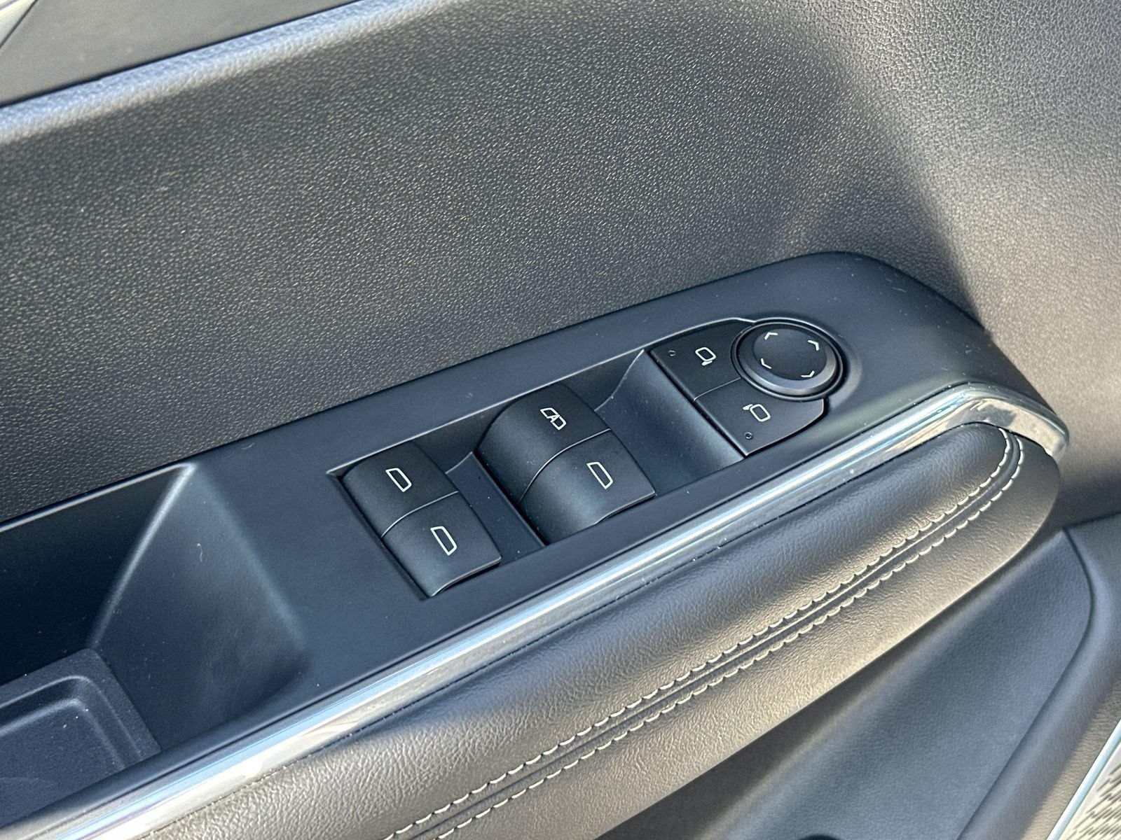 Used 2026 GMC Acadia Elevation w/ Elevation Premium Package FWD image 15