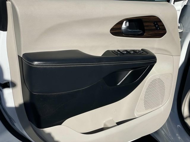 Used 2023 Chrysler Pacifica Limited image 19